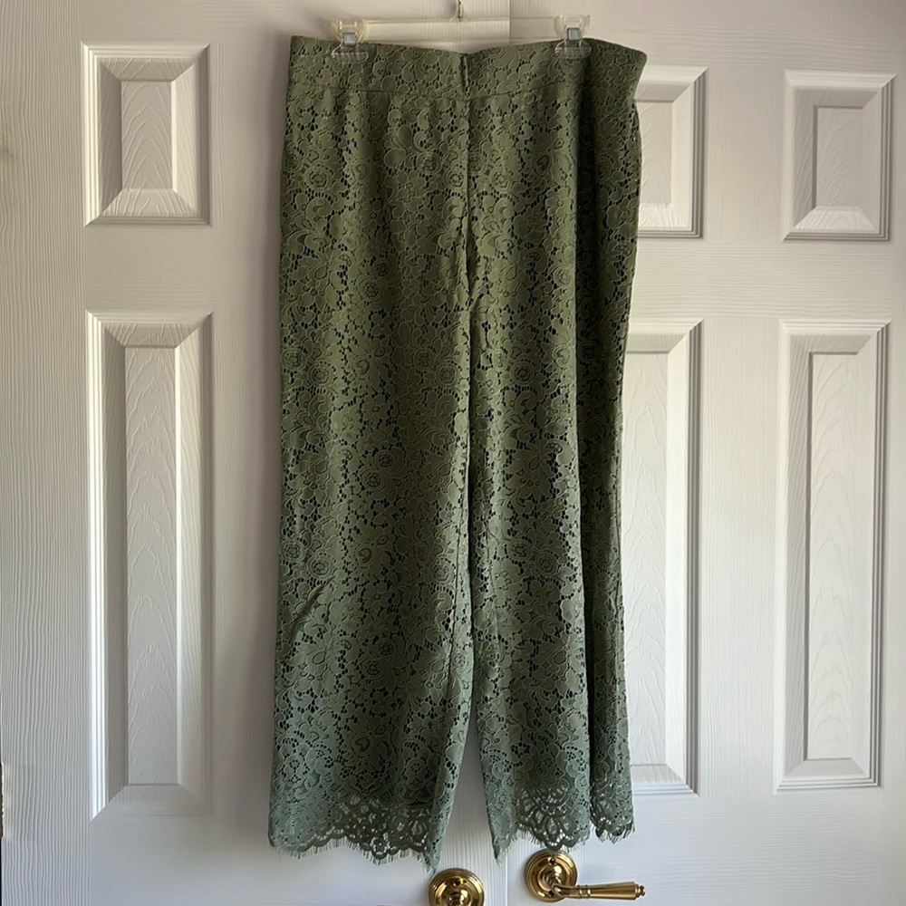 Beautiful Isaac Mizrahi lined lace ankle pants